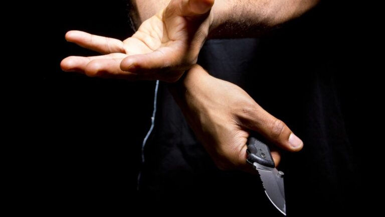 Se resistió a un asalto y fue apuñalado en el barrio Coronel Arias