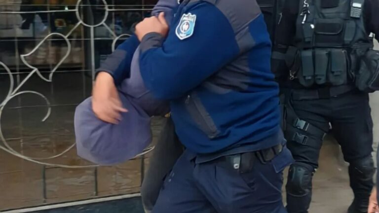 Vecinos detuvieron a un hombre al que sorprendieron dentro de una casa