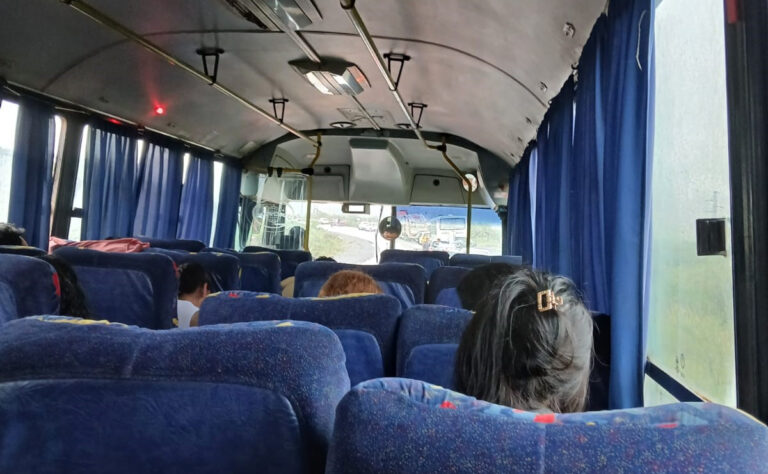 Micro de media distancia en una ruta de la provincia de Jujuy