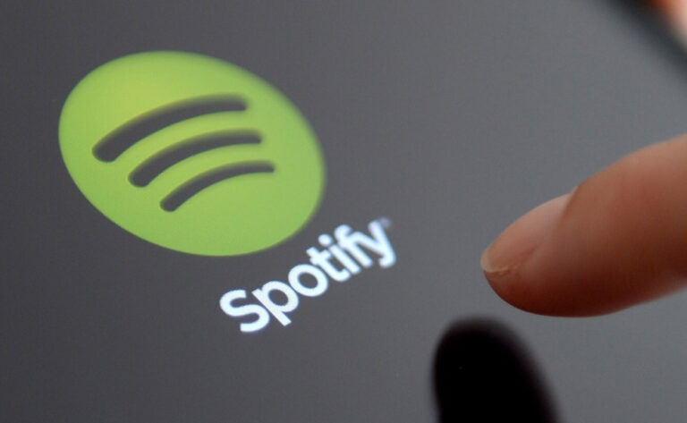 Interfaz de la aplicación Spotify mostrando la función de listas de reproducción con sugerencias de podcasts.